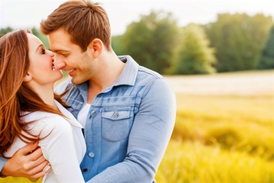 12 Subtle Signs of Female Attraction Supported by Psychology